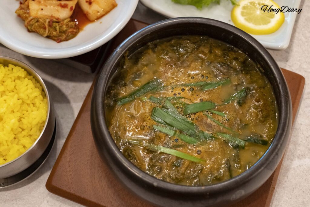 Primer plano del chueotang (sopa de locha coreana) burbujeando en olla de piedra en Irojeong, Gumi
