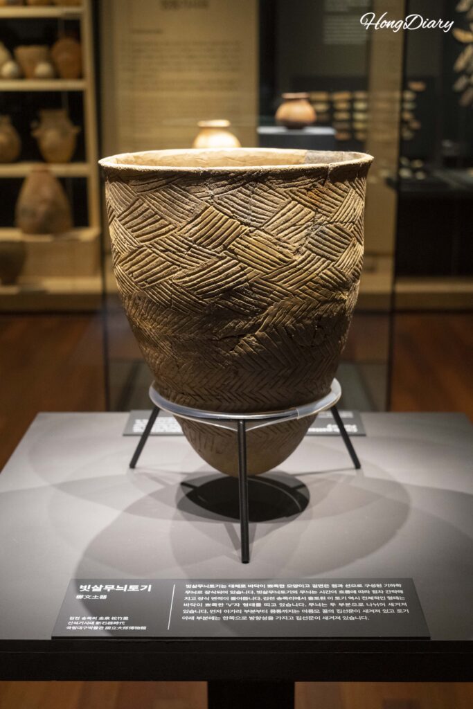 Neolithic comb-pattern pottery (Bitsal-muni Togi) displayed at Gyeongju National Museum