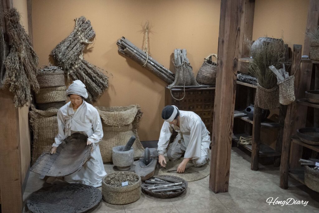 Detailed miniature of the 1910s herbal medicine alley at the Daegu Yangnyeongsi Museum