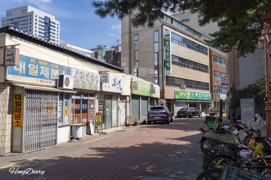 Yakjeon Alley herbal medicine shops outside the Daegu Yangnyeongsi Museum