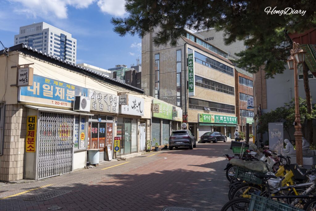 大邱薬令市の薬店ゴルモク（現役の韓方薬材市場）