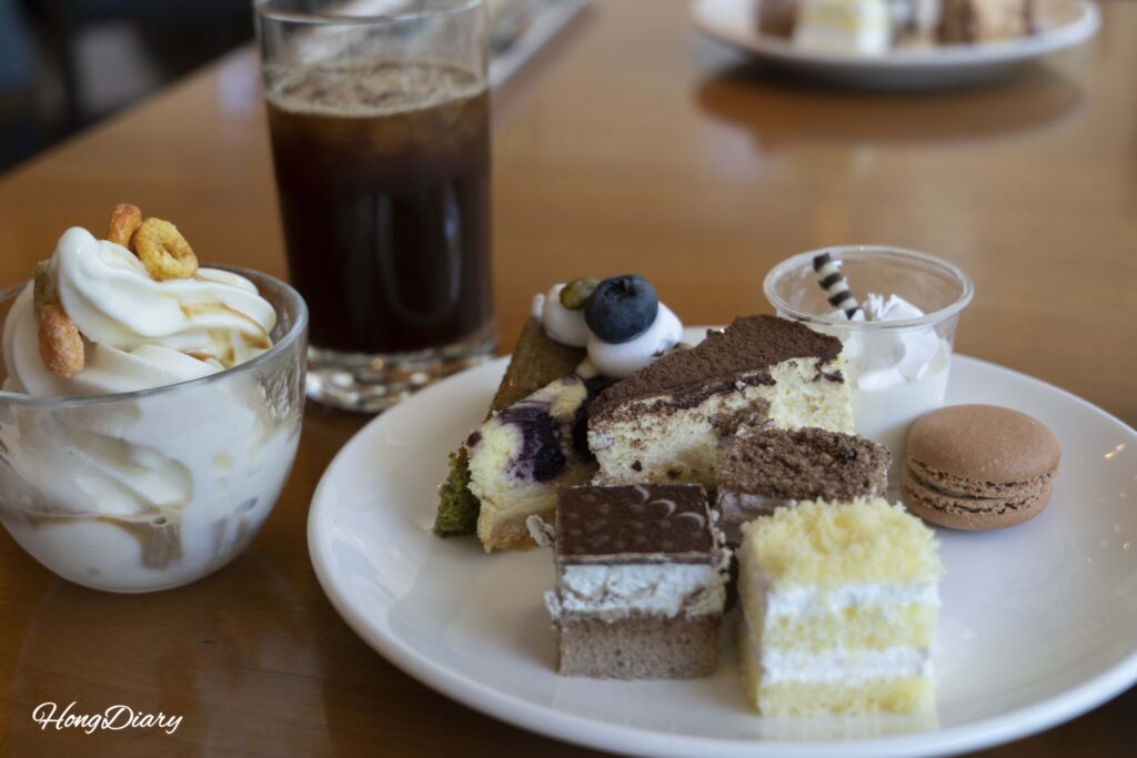 Postres y café servidos del buffet en Ristorante, Hotel Nongshim Busan
