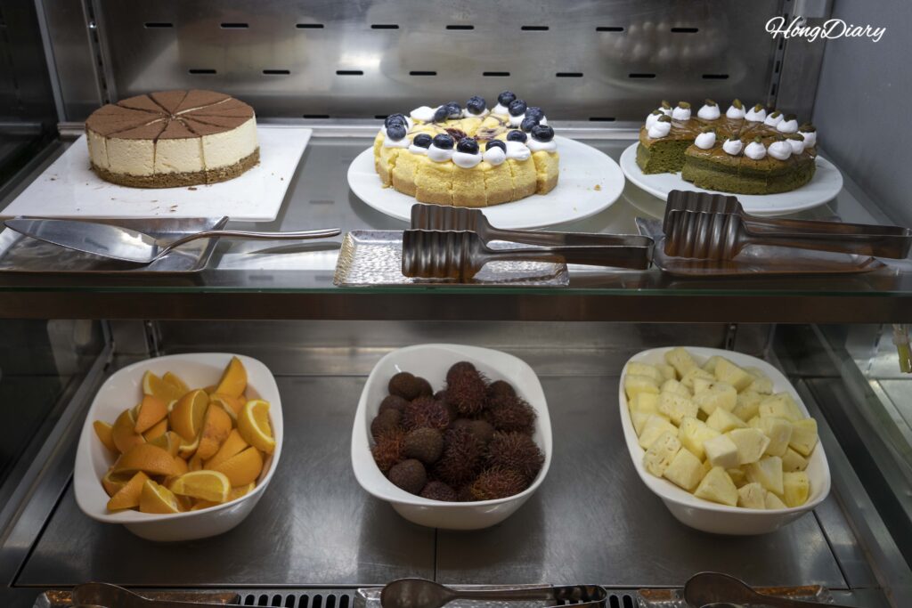 Estación de postres y frutas con tiramisú, tartas y frutas tropicales en Ristorante, Hotel Nongshim Busan