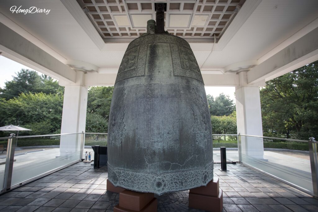 Divine Bell of King Seongdeok (National Treasure No. 29), an 18.9-ton bronze bell completed in 771 CE, at Gyeongju National Museum