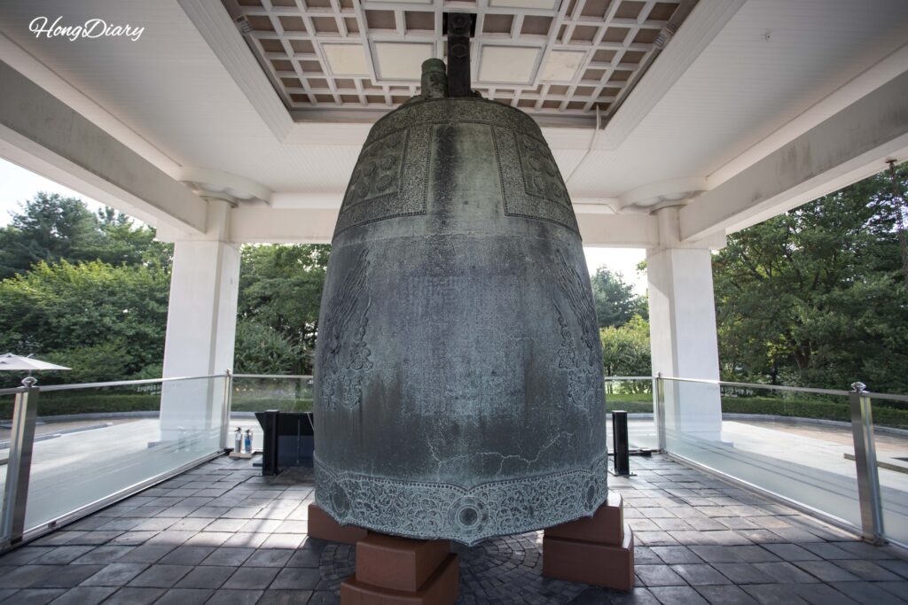 Campana Divina del Rey Seongdeok (Tesoro Nacional N.° 29, 18,9 toneladas, completada en 771 d.C.) en el Museo Nacional de Gyeongju