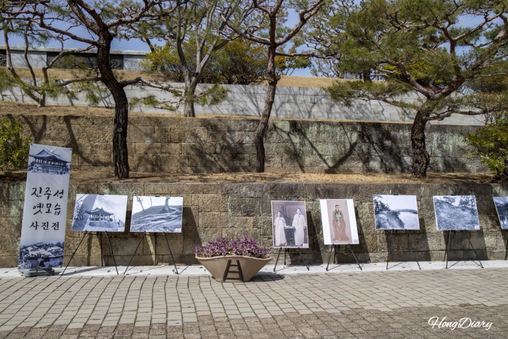 Exposición al aire libre de fotografías históricas de la Fortaleza de Jinju