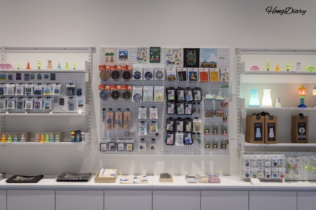Productos temáticos de Gyeongju a la venta en la tienda de recuerdos de Flashback Gyerim