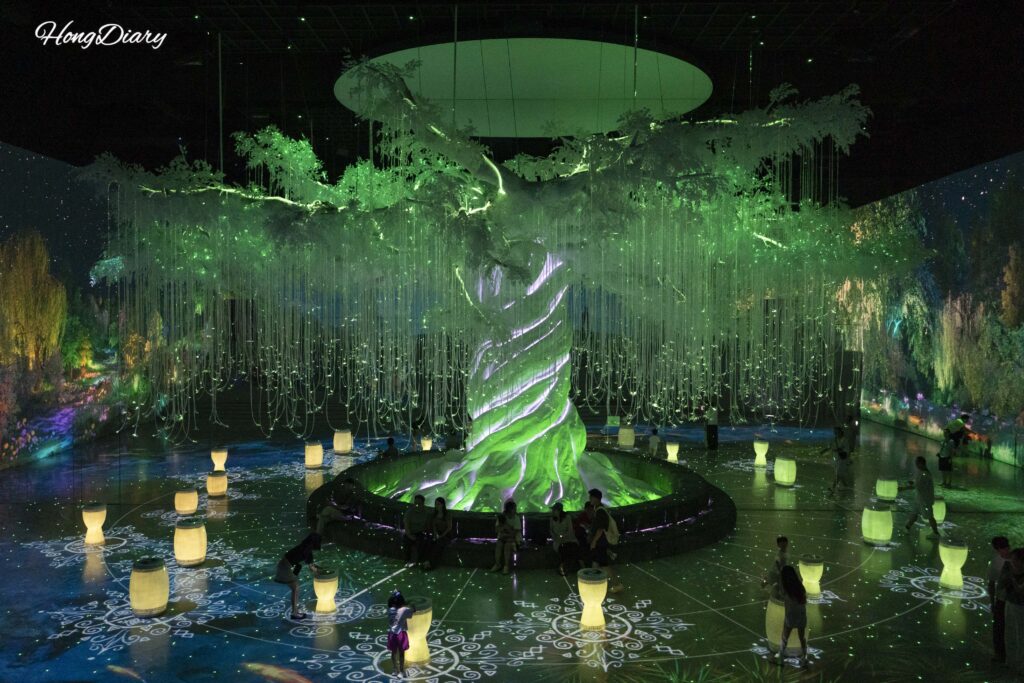 Atmósfera onírica en la sala del Árbol Sagrado de Flashback Gyerim con visitantes descansando en el suelo