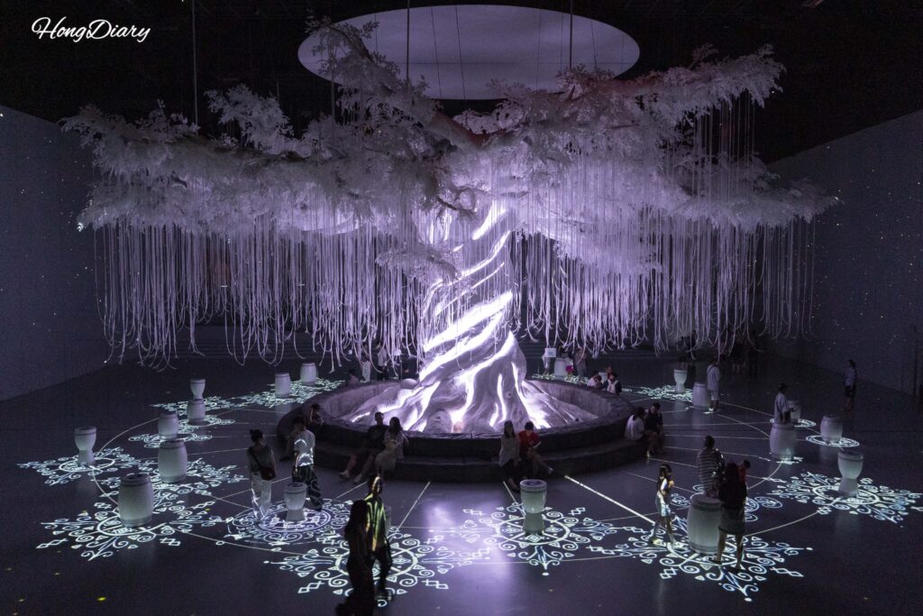 Proyección en tonos blancos y atmósfera onírica en la sala Sindansu de Flashback Gyerim en Gyeongju