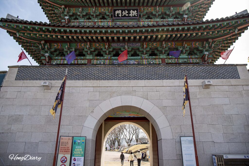 Entrada principal de la Fortaleza de Jinju durante el día, puerta Gongbukmun