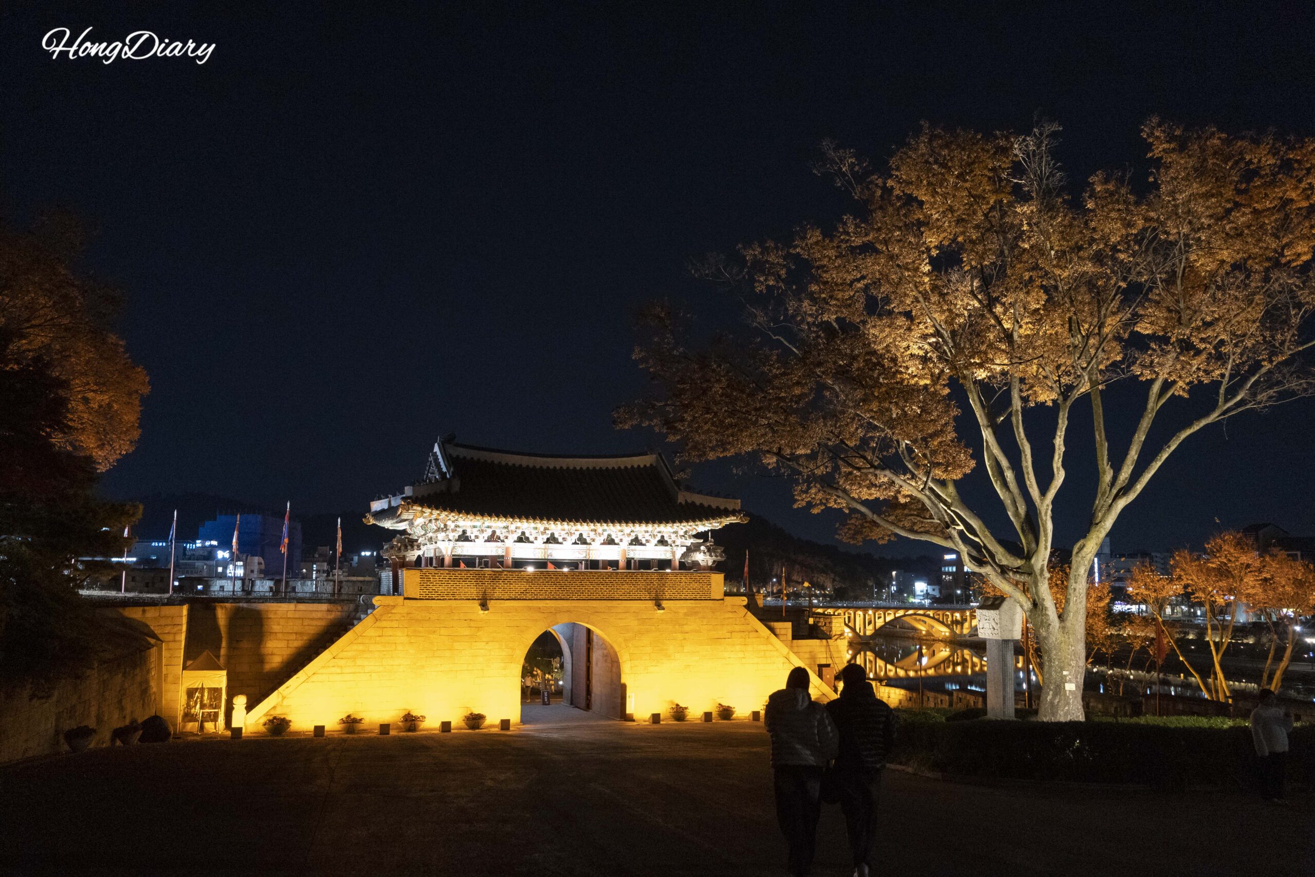 Vista exterior nocturna de la Fortaleza de Jinju iluminada, imagen representativa