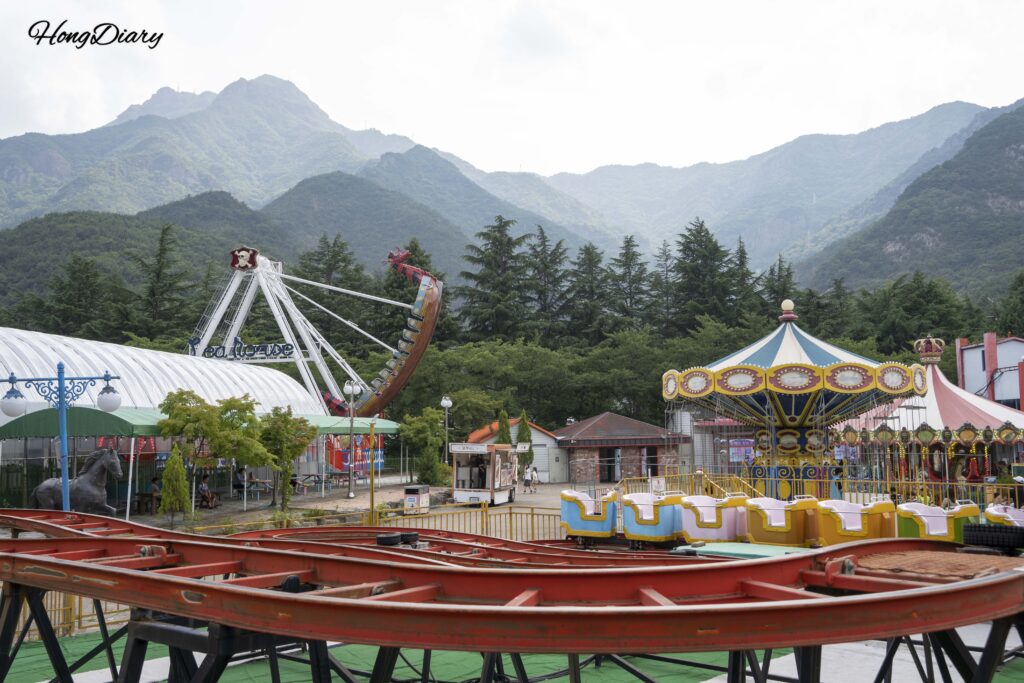 Geumo Land amusement park with Geumosan Mountain rising behind the rides