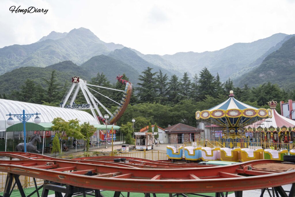 金烏山を背景にした金烏ランドの遊園地全景