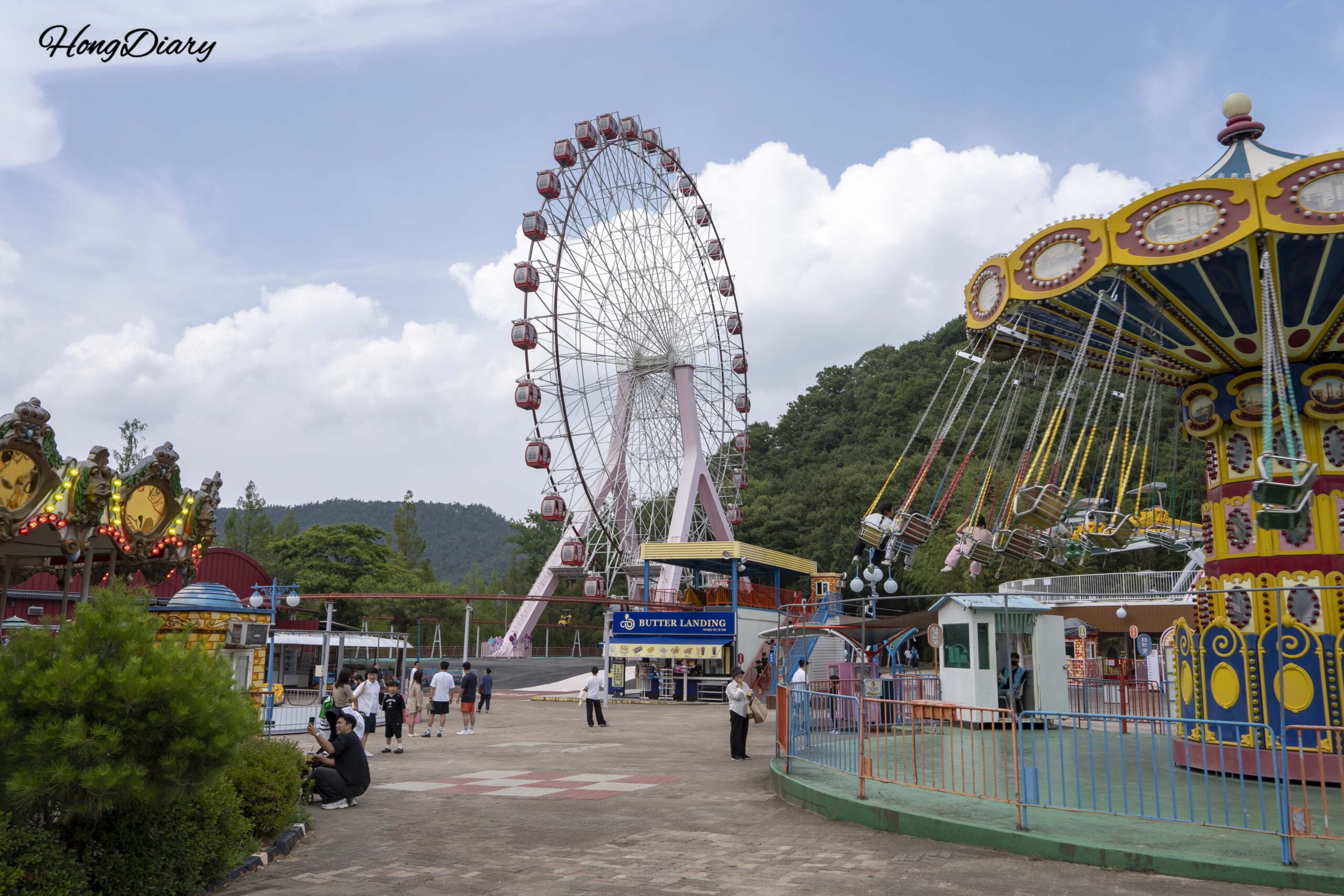 金烏ランドの全景（大観覧車、回転木馬など）