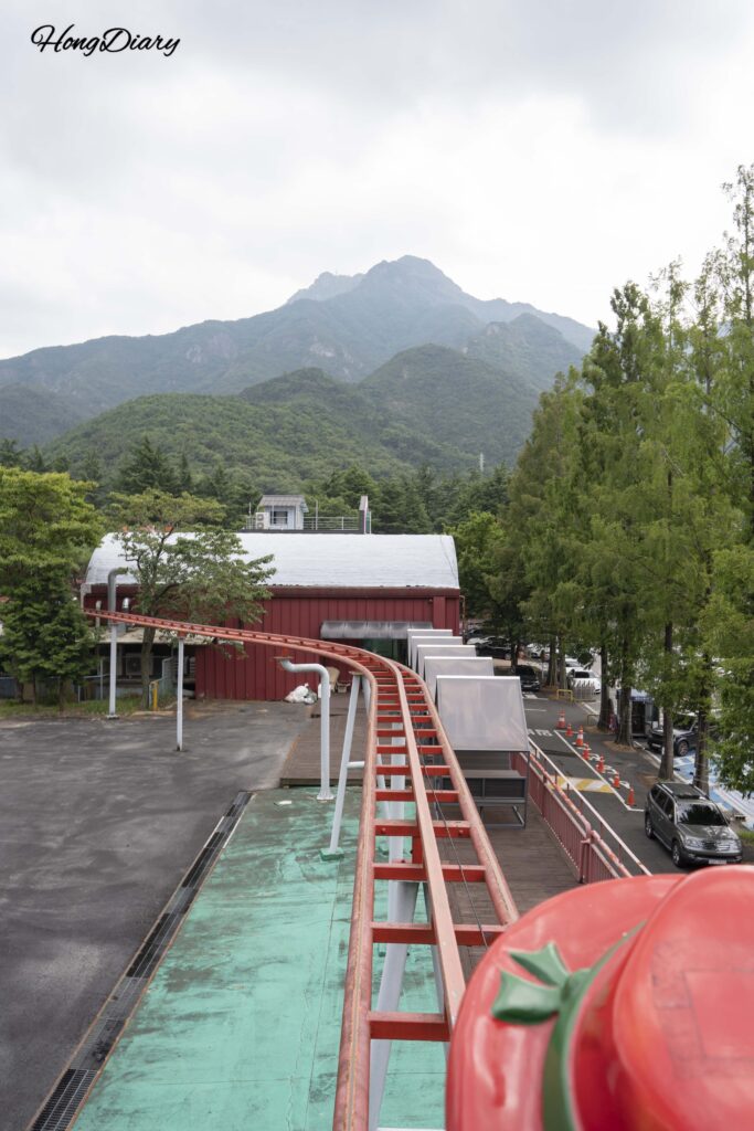 Geumo Land amusement park with Geumosan Mountain rising behind the rides