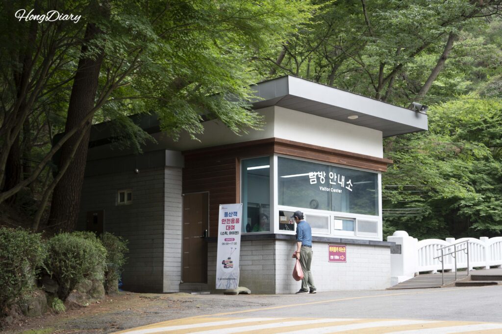 金烏山ケーブルカー乗り場近くの山の入口と案内所