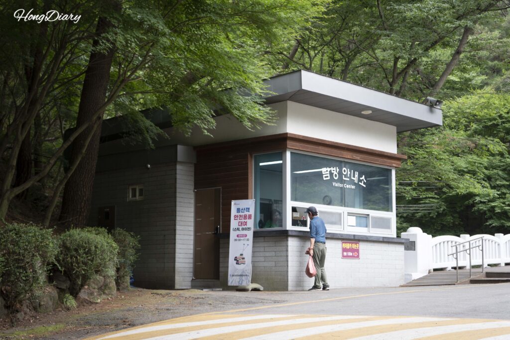 Entrance to the mountain trail leading to the Geumosan cable car station in Gumi