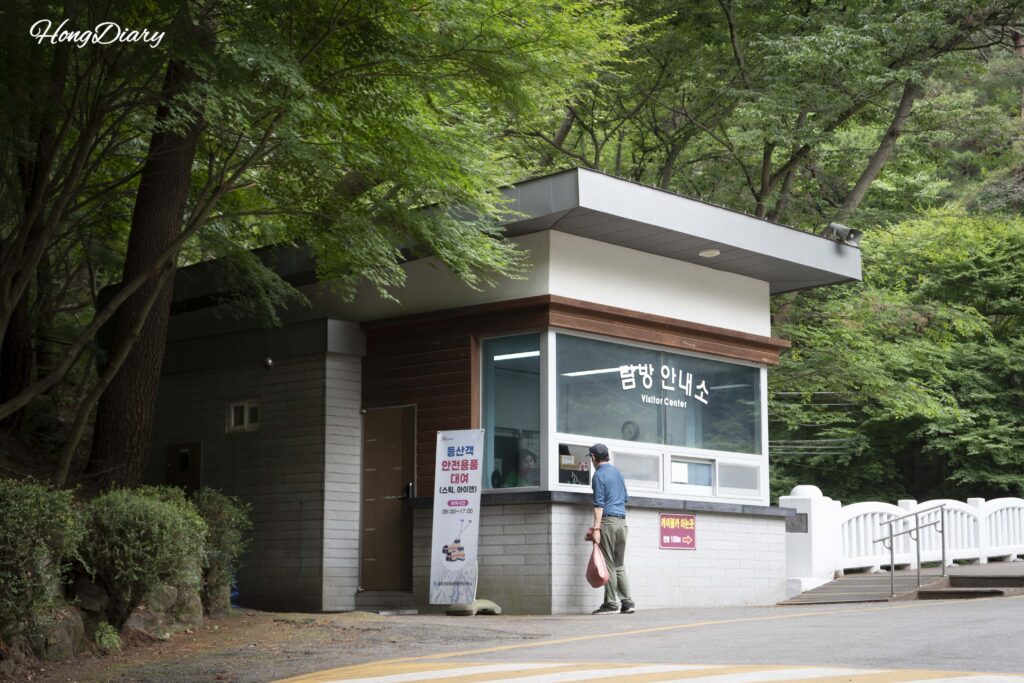 Entrada al sendero que conduce a la estación del teleférico del Geumosan