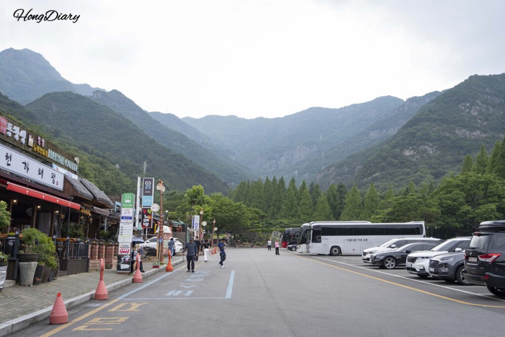 第4駐車場から眺めた金烏山の全景。韓国初の道立公園に指定された山