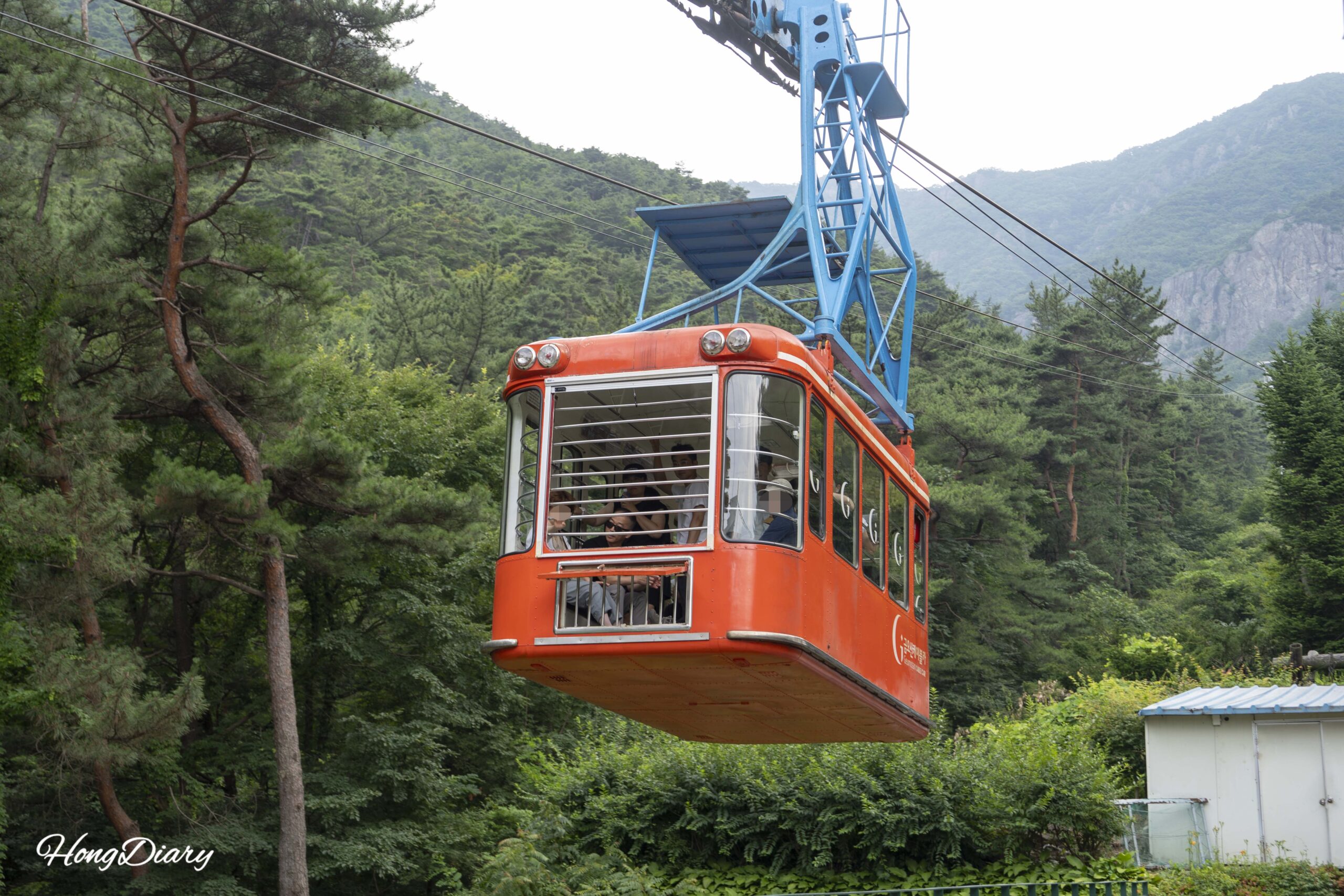 ¿Un teleférico sin ventanas en pleno verano coreano? En el monte Geumosan funciona desde 1974