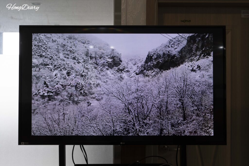 金烏山ケーブルカーの待合室テレビに映る冬の金烏山の雪景色