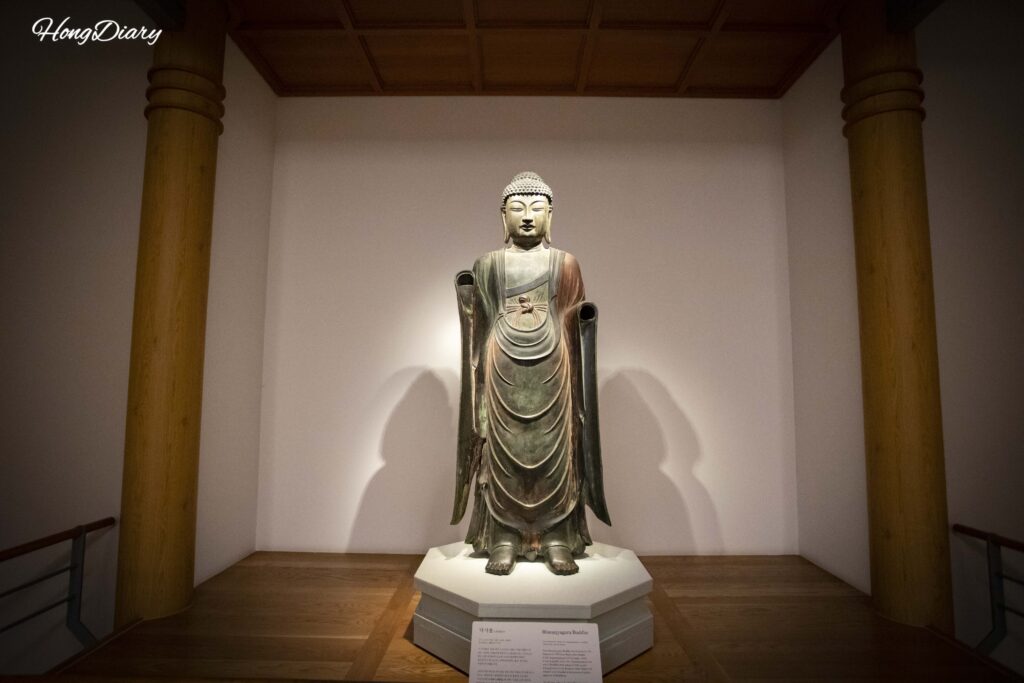 慶州白栗寺の金銅薬師如来立像(統一新羅時代三大金銅仏像の一つ)国立慶州博物館展示