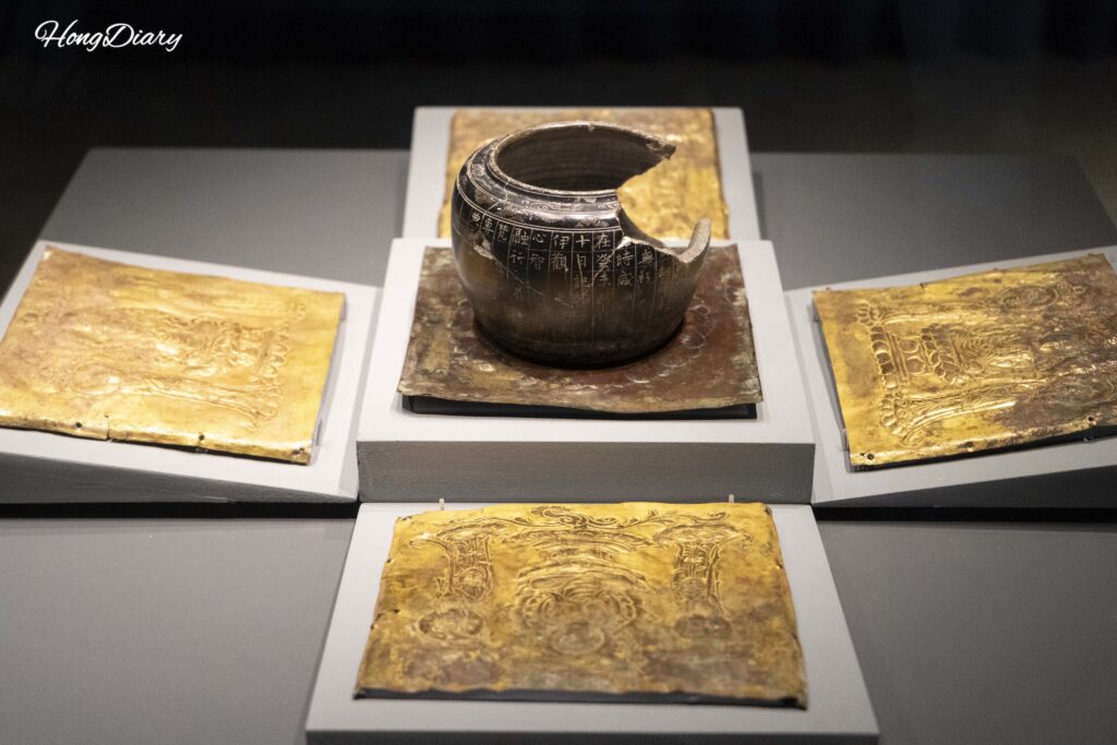 Relicario de sarira en bronce dorado del Templo Hwangnyongsa exhibido en el Museo Nacional de Gyeongju