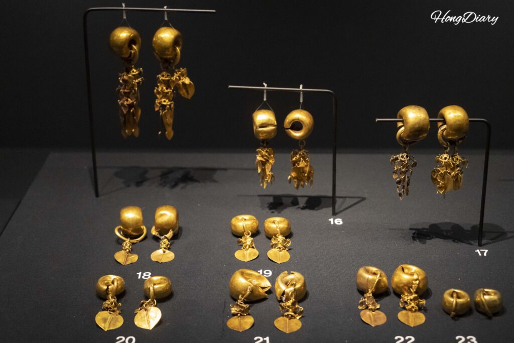 Aretes de oro de la dinastía Silla exhibidos en la Sala 2 del Museo Nacional de Gyeongju
