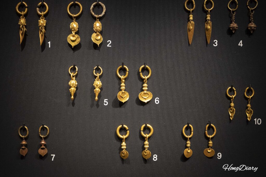 Gold jewelry and ornaments from the Silla Dynasty displayed in Room 2 of the Silla History Gallery at Gyeongju National Museum