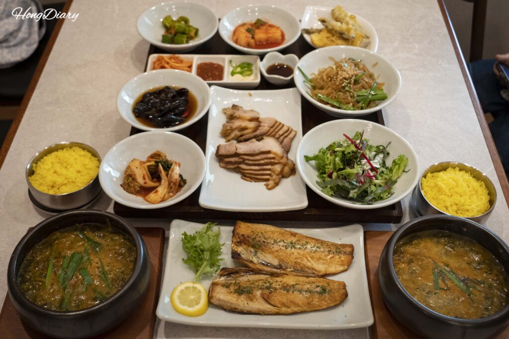 イロジョンの補養定食に付くサバの塩焼き。レモンが添えられている