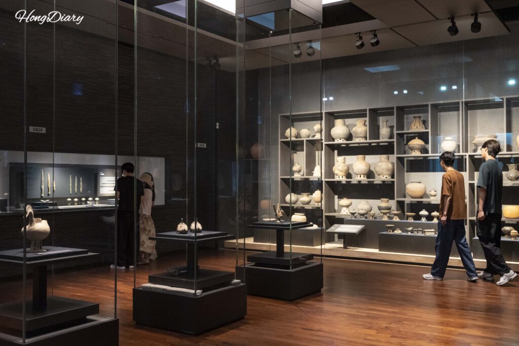Donated cultural artifacts on display in the Gukeun Memorial Hall at Gyeongju National Museum
