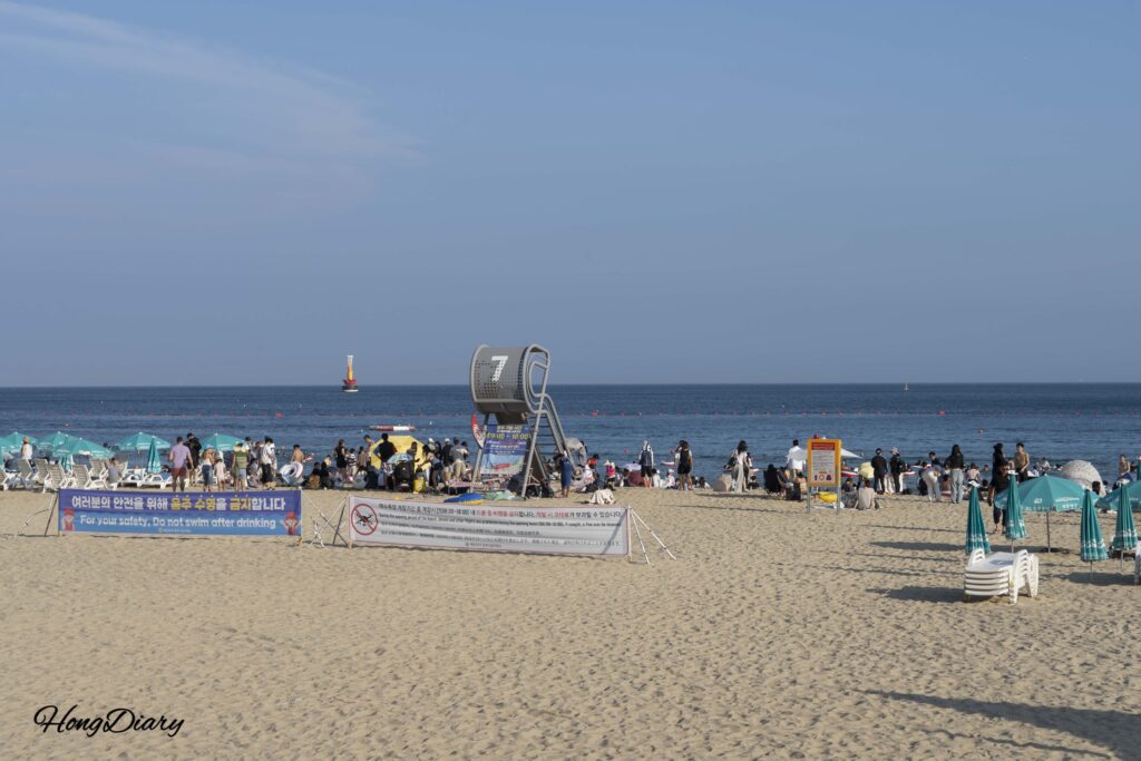 Silla de personal de seguridad y vista de la playa de Haeundae en verano