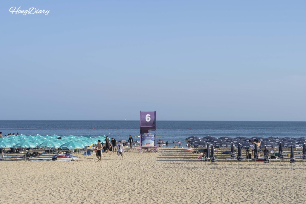 海雲台ビーチの安全要員配置と砂浜の風景