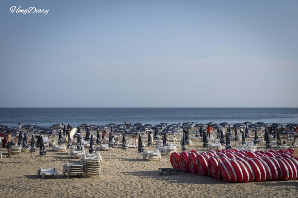 Parasoles y flotadores disponibles para alquilar en Haeundae Beach