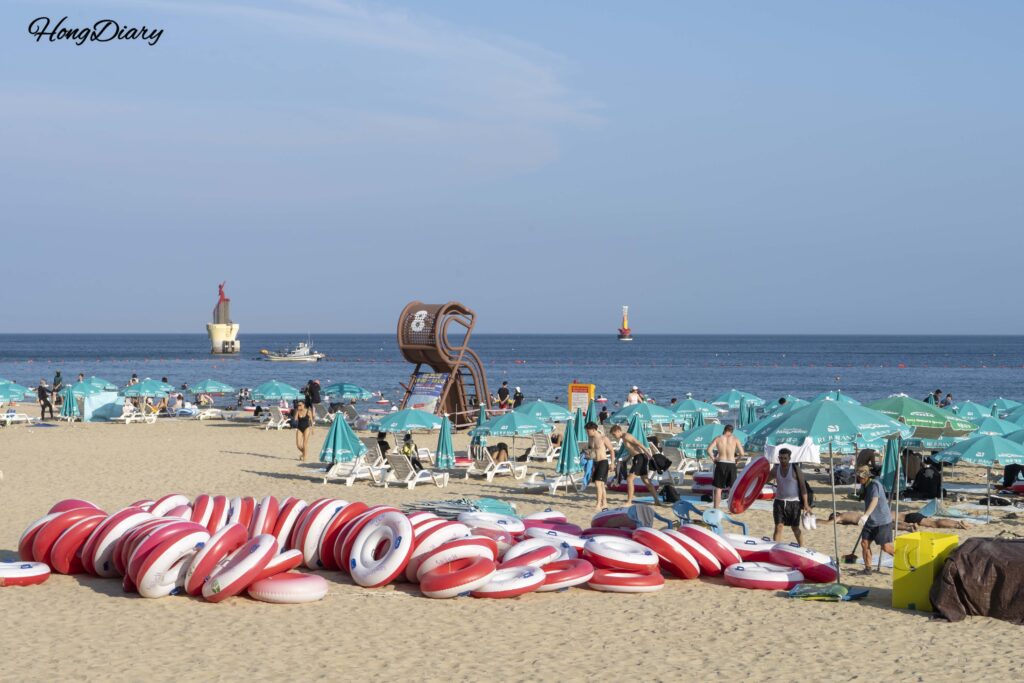 海雲台ビーチでレンタル可能なパラソルとチューブ