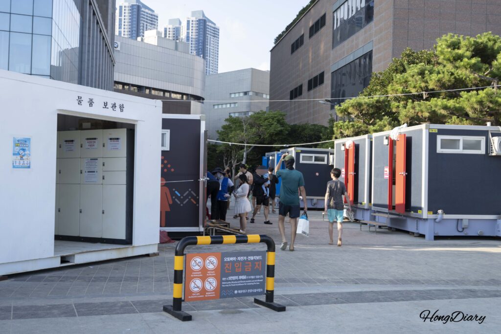 Instalación de duchas con monedas en Haeundae Beach, Busan