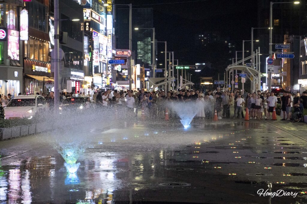 Fuente Goun Bada-gil a nivel del piso en la calle Gunam-ro, Haeundae