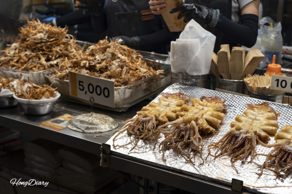 海雲台伝統市場の路上で焼かれているバター焼きイカ
