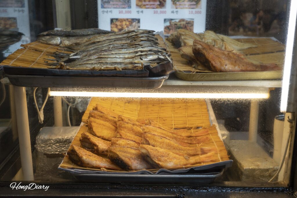 海雲台伝統市場の焼き魚店で陳列された焼き魚