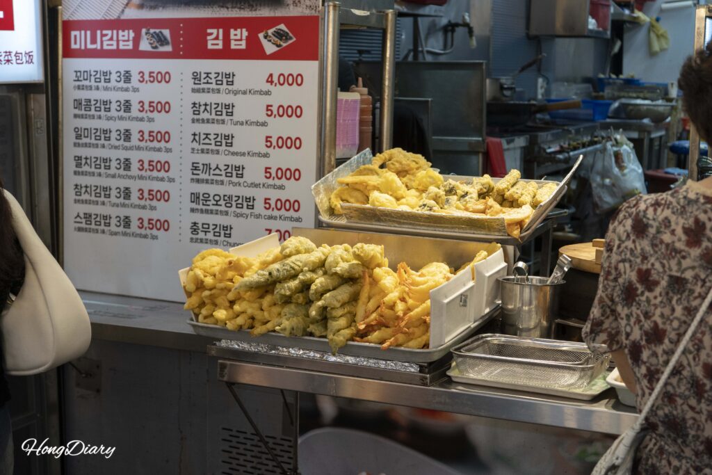 トッポッキ店で販売されている各種トゥイギム（揚げ物）