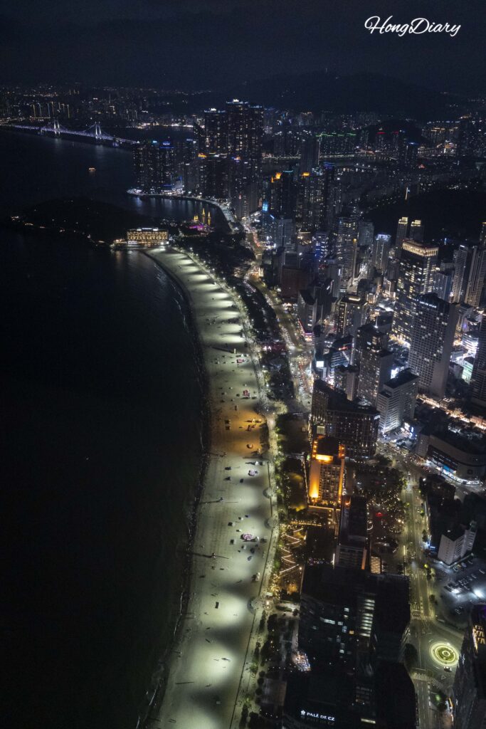 釜山エックスザスカイ98階から見た海雲台ビーチと広安大橋の夜景