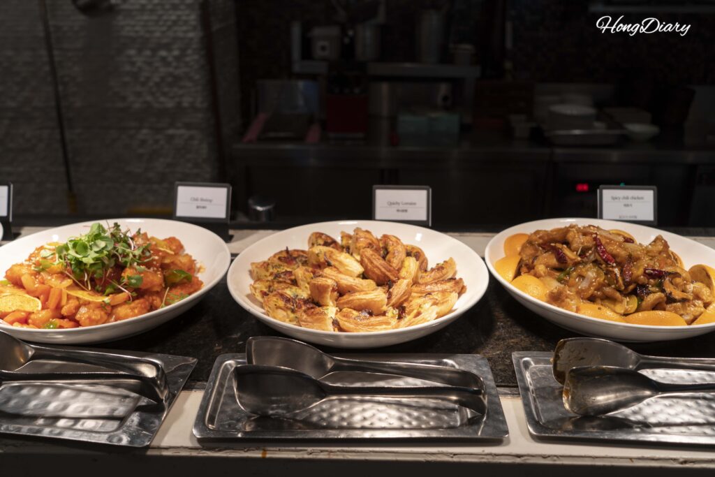 Hot food station with dongpoyuk braised pork belly and chili shrimp at Ristorante, Hotel Nongshim