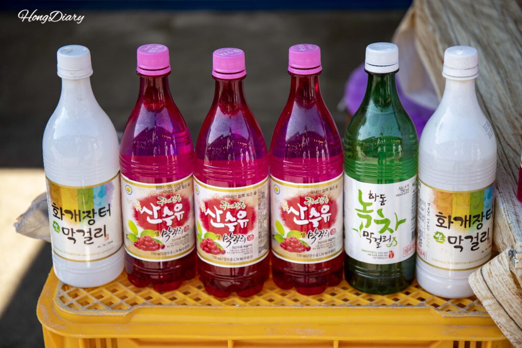 花開市場で販売されている各種マッコリ（緑茶、山茱萸）