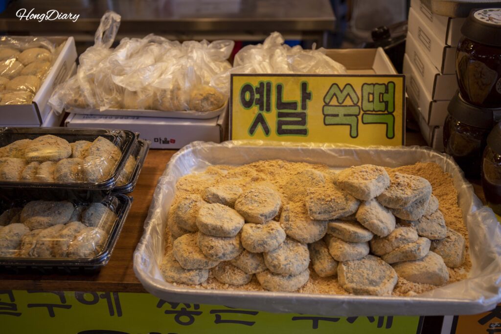 Traditional Korean mugwort rice cake (ssuk-tteok) at Hwagae Market