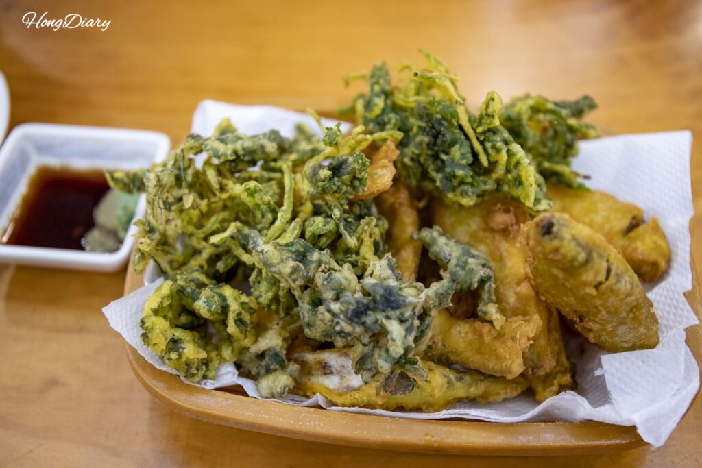 Sweetfish tempura and mugwort tempura served at Hwagae Market