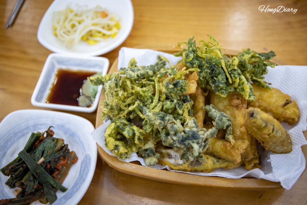 花開市場で食べた鮎の天ぷらとよもぎの天ぷら