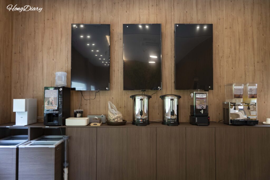 Estación de bebidas y postres gratuitos en Irojeong Gumi: sujeonggwa, sikhye de calabaza, café y gangjeong