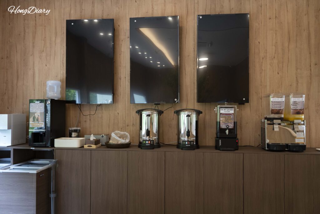 イロジョン亀尾店の無料セルフドリンクコーナー。スジョンガ、カボチャシッケ、コーヒー、カンジョンが並ぶ