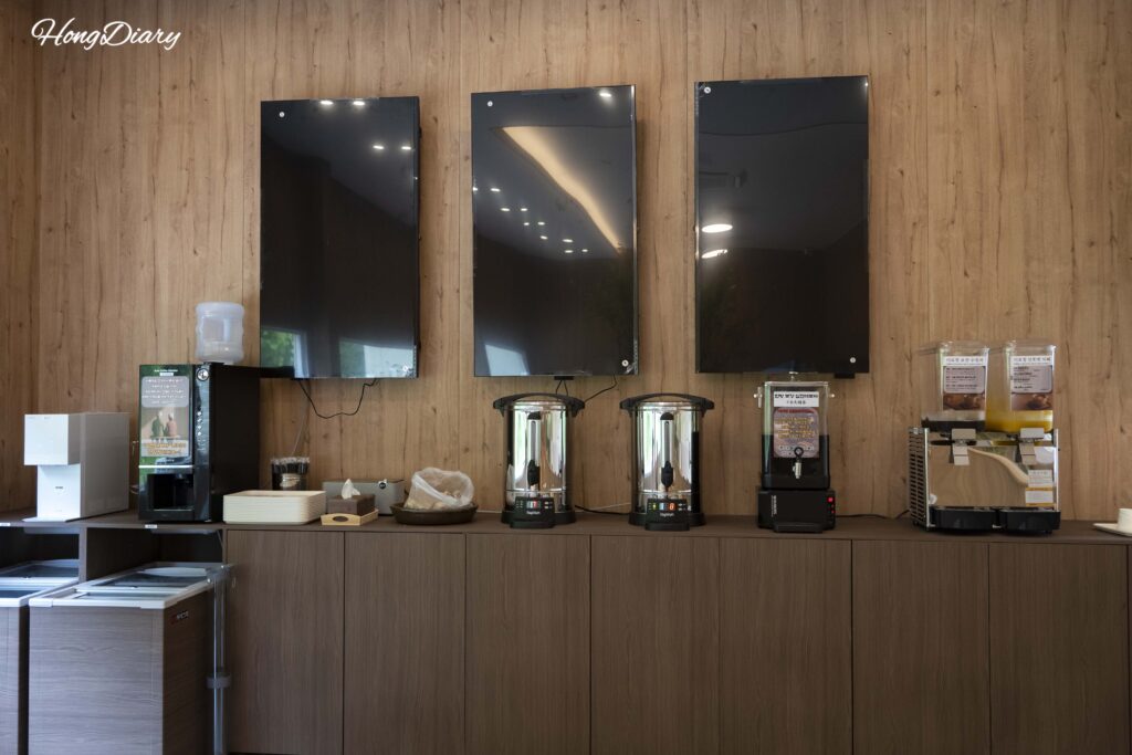 Free self-service dessert station at Irojeong Gumi with sujeonggwa, pumpkin sikhye, coffee, and gangjeong