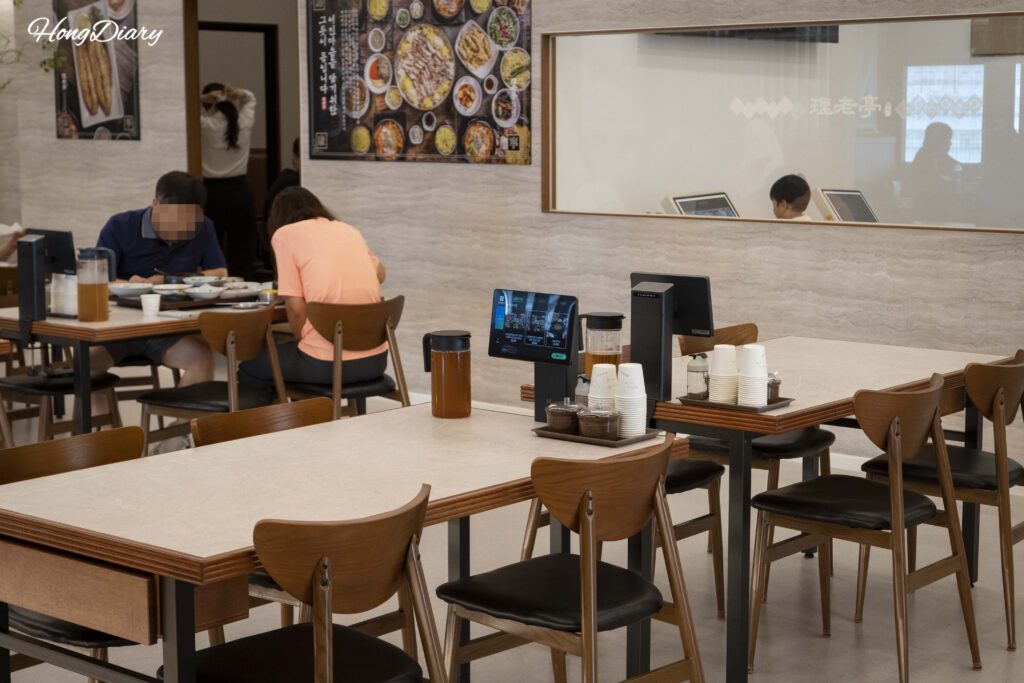イロジョン亀尾店の一般客席と個室の様子。奥にキッズスペースが見える